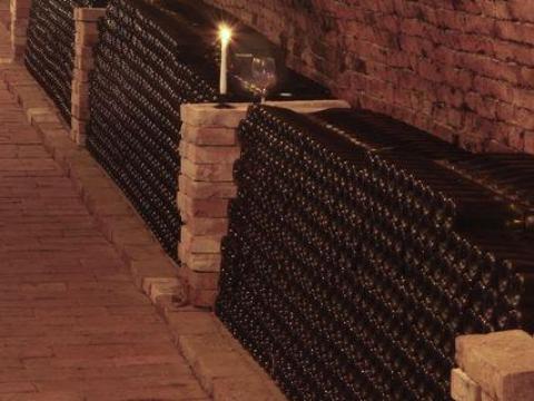 MINŐSÉGI, VÖRÖSBOROK MINŐSÉGI, VÖRÖSBOROK