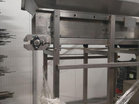 Törő berendezés fagyasztott rekeszes bogyós termékhez Törő berendezés fagyasztott rekeszes bogyós termékhez