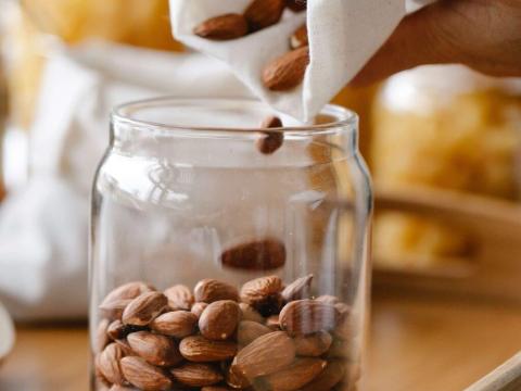 Kistermeloi kezmuves mandula Kistermeloi kezmuves mandula