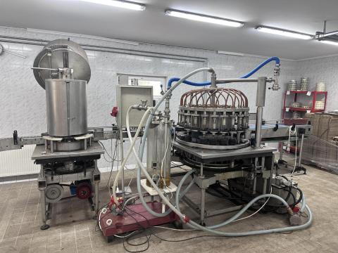 Komplett palackozó gépsor 0,04 és 0,05 literes palackokhoz Komplett palackozó gépsor 0,04 és 0,05 literes palackokhoz