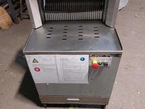 Kenyérszeletelő gép