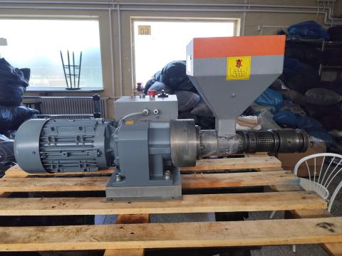 Eladó hidegen sajtoló olajprés jó állapotban