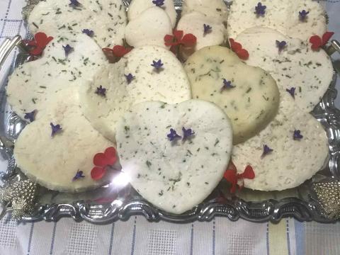 Eladó kecsketej közvetlenül kistermelőtől Eladó kecsketej közvetlenül kistermelőtől