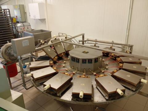 Gofri készítő gépsor dagasztóval és kiszedőgéppel