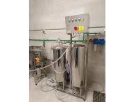 Palackozó gép újszerű állapotban – kézműves üzemeknek, ajándék üveggel és kupakkal