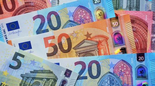Euró: így kalkulálhatnak a gazdálkodók és a nyaralók az árfolyammal Euró: így kalkulálhatnak a gazdálkodók és a nyaralók az árfolyammal