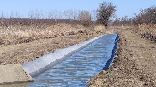 Mit tud a Concrete Canvas™ cementkötésű geokompozit, és hogyan használható árkok, csatornák építésekor?