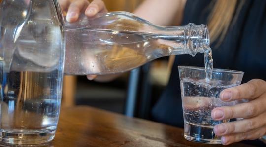Titkolózás, szabályszegés: Természetes-e még a termék, miután UV-fénnyel és szénszűrőkkel kezelik?