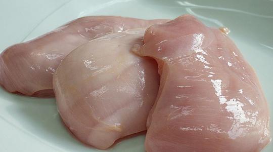 Bűzlött a szállítmány – veszélyes csirkehúst foglalt le a NAV + VIDEÓ