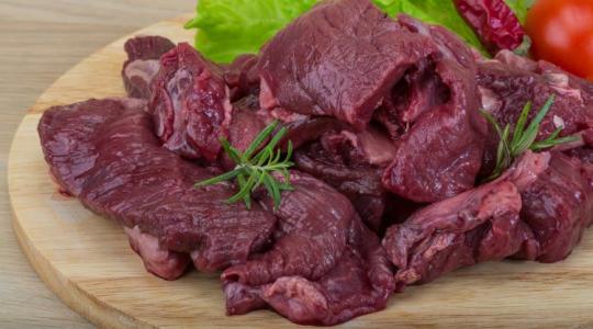 Bambi a büfében: Miért cserélik vadhúsra a marhát a brit stadionokban?