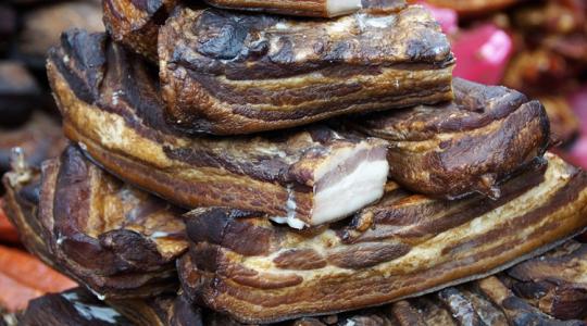 Disznóvágás után: a füstölt áruk tárolásának 7 szabálya