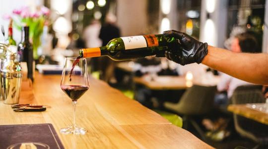 Miért csak ünnepnapokon nyitnak bort a fiatalok? Itt a kutatás, ami sokkolta a borászokat